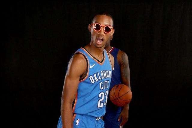 詹姆斯20+8+6浓眉23+19+4+4 湖人力克76人