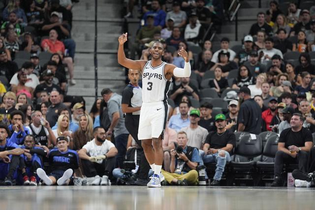 记者：李凯尔脚部仍有些肿胀 正常走路无大碍